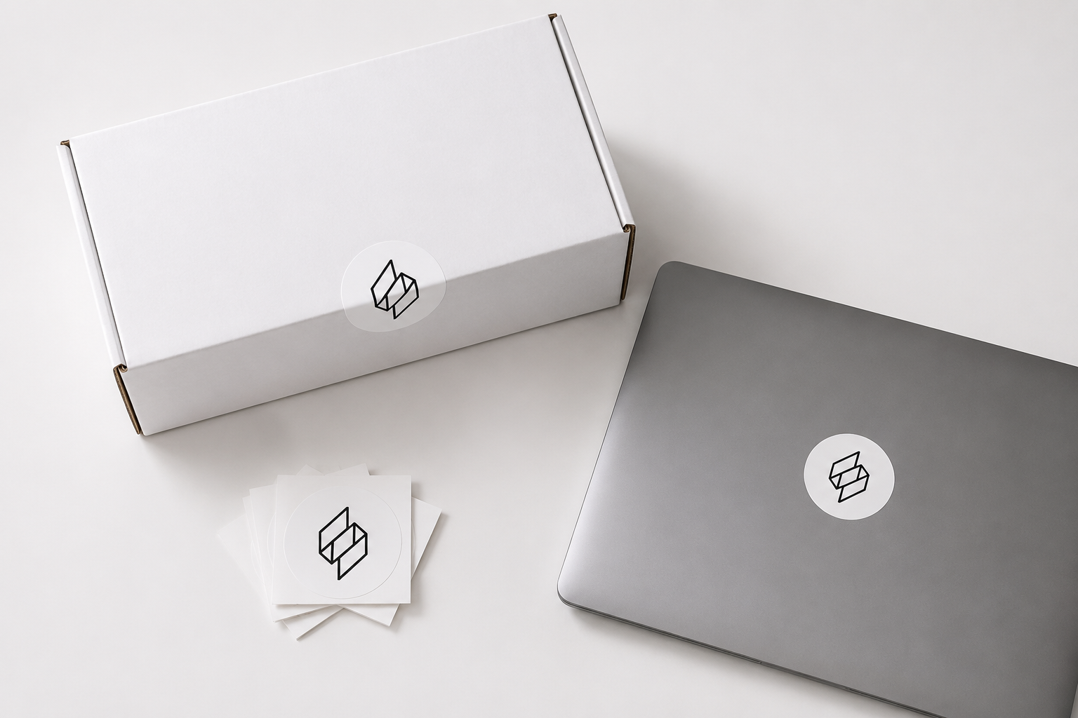 กล่องพัสดุติดสติ๊กเกอร์และแล็ปท็อป Shipping box with sticker and laptop